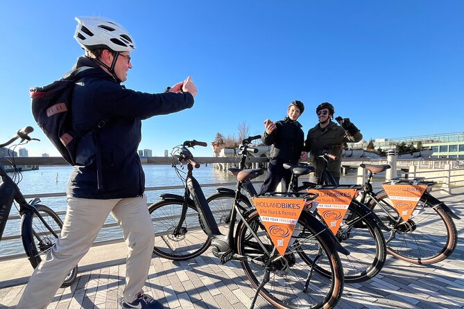 Downtown Bike Tour with Stylish Dutch Bikes - Crossing the Brooklyn Bridge by bike