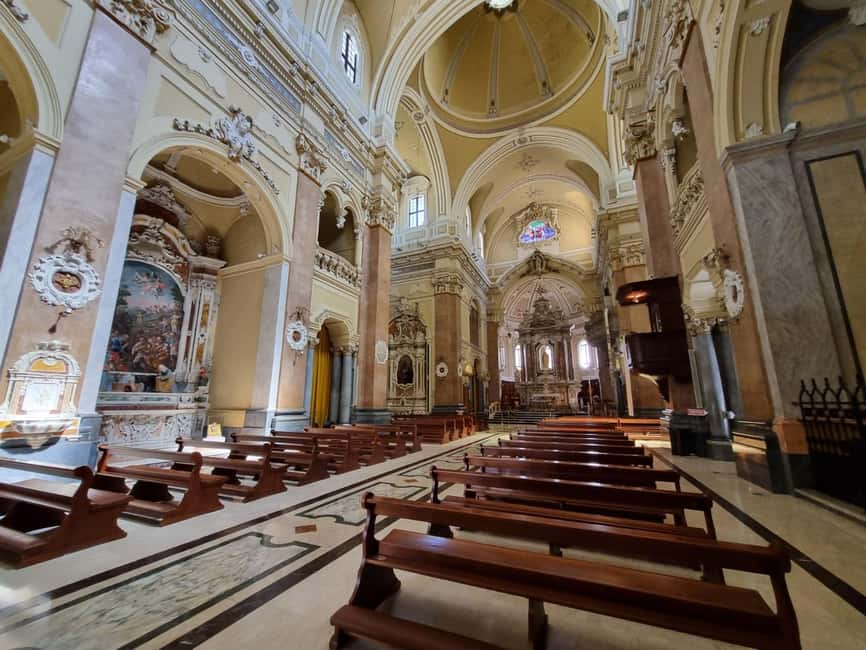 e-Bike ring tour between Martina Franca and Locorotondo - Locorotondo’s white lanes and romantic corners