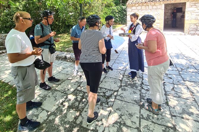 E-Bike Tour + Gourmet Lunch + Wine Tasting (Small Group) - The guides make a real difference