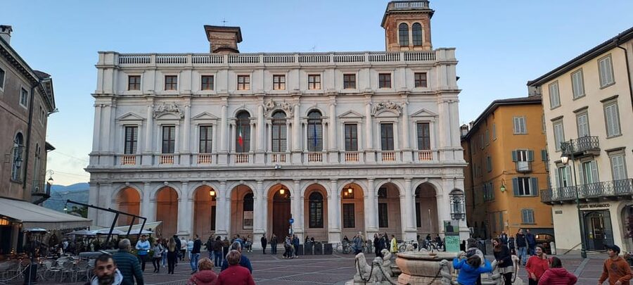 E-bike tour to discover Bergamo - Piazza Vecchia and Piazza Duomo