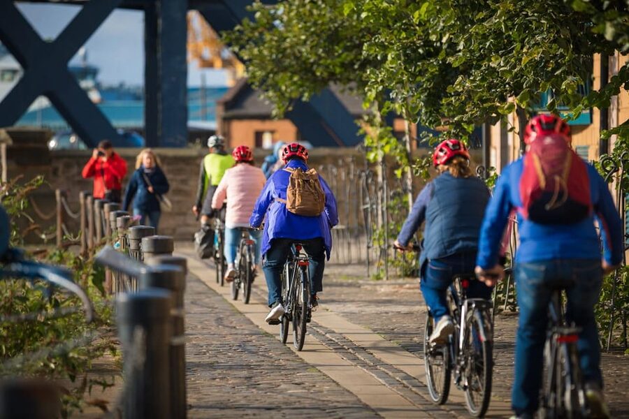 Edinburgh: Sightseeing Bike Tour - Guides, stories, and the small-group feel