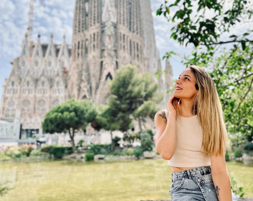 Explore Barcelona by Bike & Photo Shooting - Starting at Plaça George Orwell
