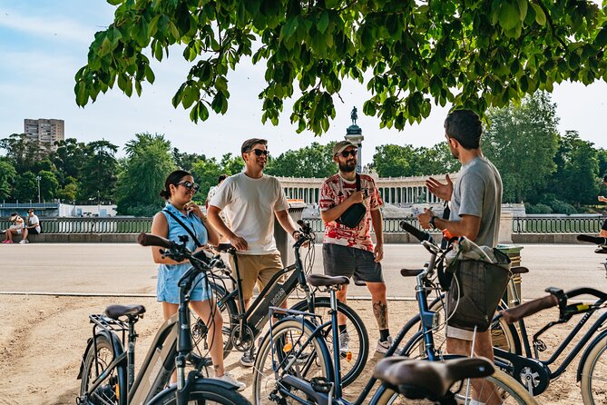Explore Madrid by bike taking photos with Benja - Alcalá Gate and the edge of Retiro