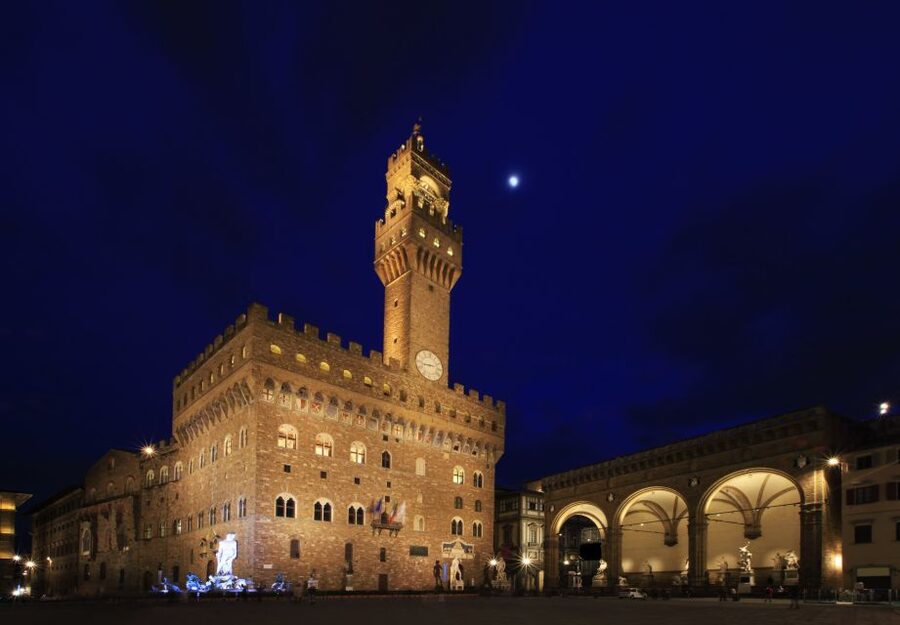 Florence at Night Bike Tour with Wine and Aperitivo Picnic - San Frediano brings you into Florence’s evening rhythm