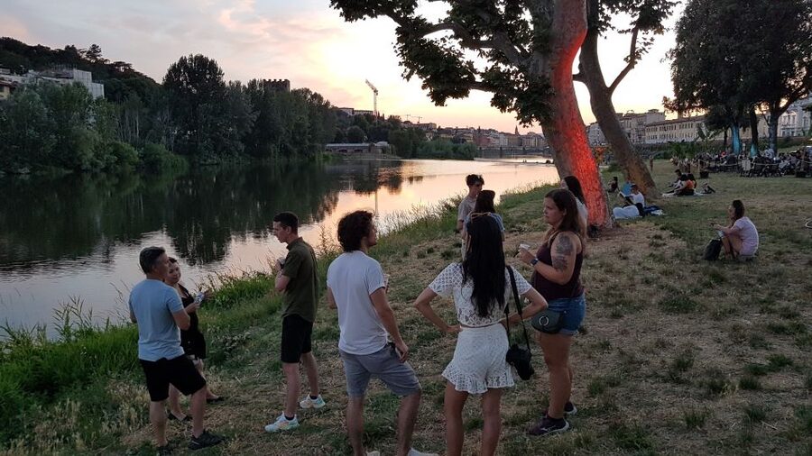 Florence at Night Bike Tour with Wine and Aperitivo Picnic - The Arno picnic is the heart of the tour