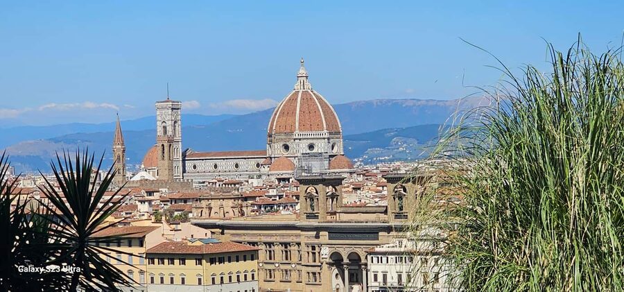 Florence Bike Tour & Sunset & Piazzale Michelangelo - Signoria Square and Republic Square show two sides of Florence