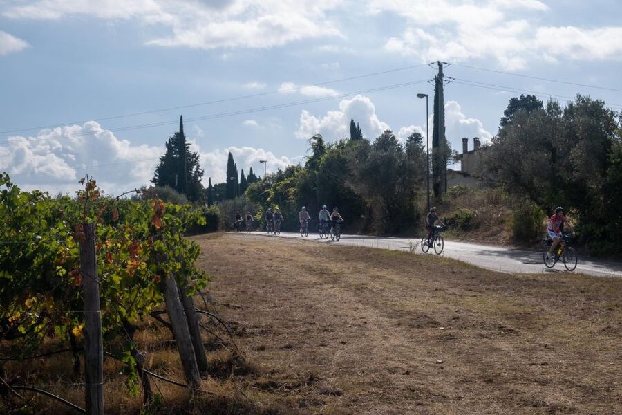 Florence: Chianti E-Bike Tour with Tuscan Lunch & Winery - The e-bike helps, but fitness still matters