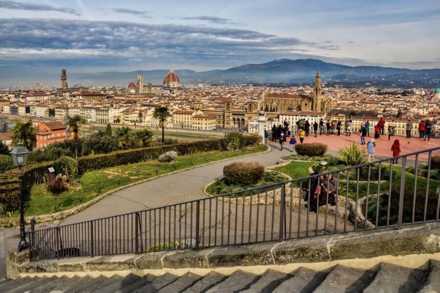 Florence:E-Bike City Tour with stop at Piazzale Michelangelo - Starting near Via Cavour and entering the old center