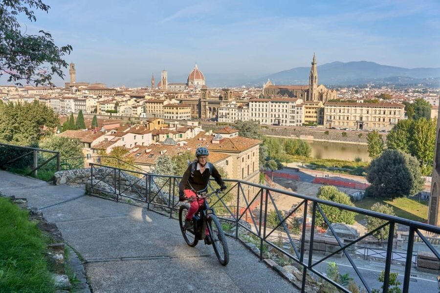 Florence:E-Bike City Tour with stop at Piazzale Michelangelo - Riding Florence’s narrow streets