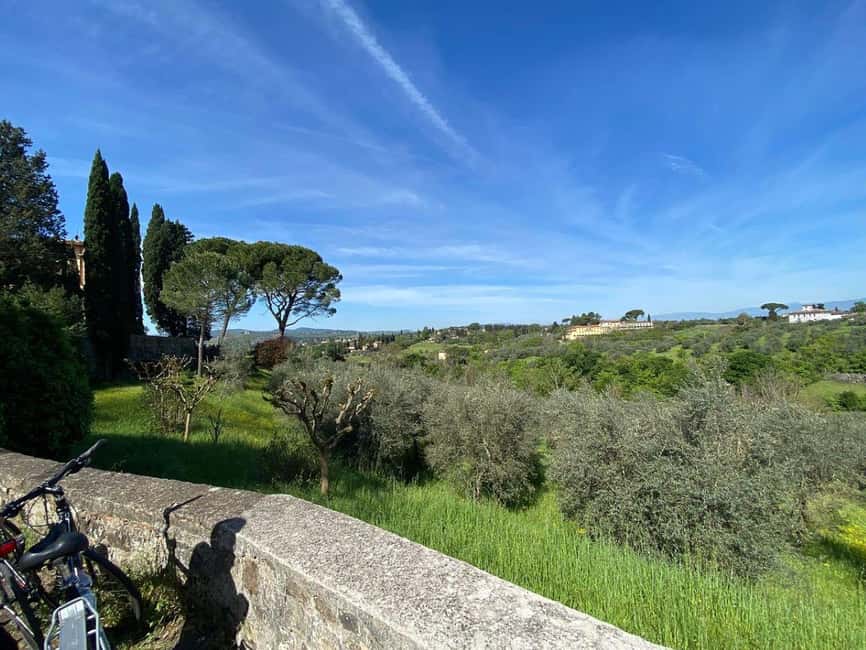 Florence: E-Bike Tour in Tuscany with Winery & Wine Tasting - A family-run winery and a Tuscan tasting