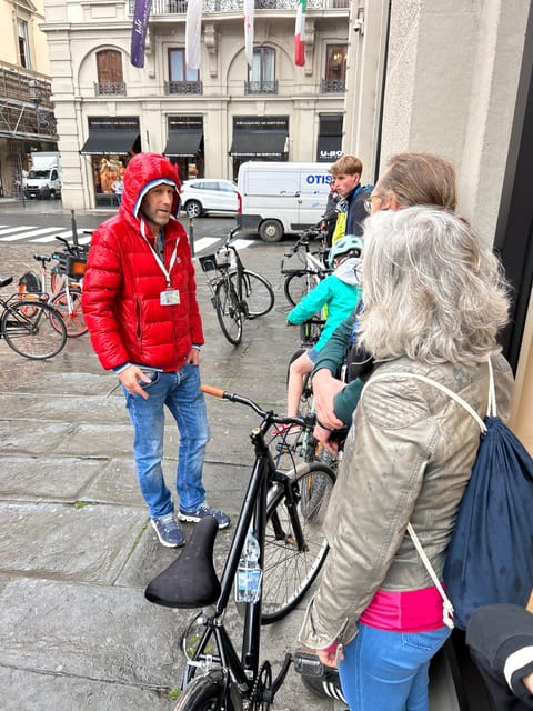 Florence: Guided Bike Tour to Discover the Secrets - The guide and language experience