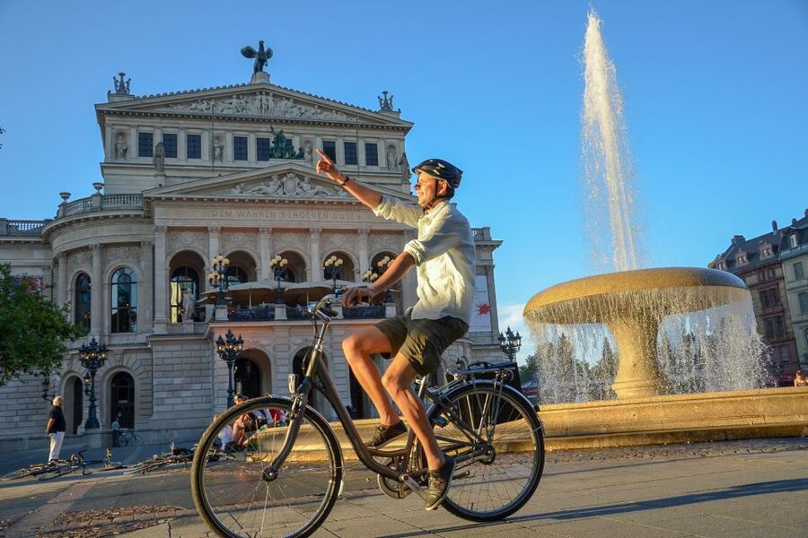 Frankfurt: Guided Bike Tour - Crossing the Main to the Römer and Old Town