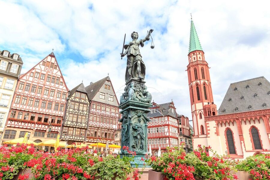 Frankfurt: Guided Bike Tour - What the guides add to the ride