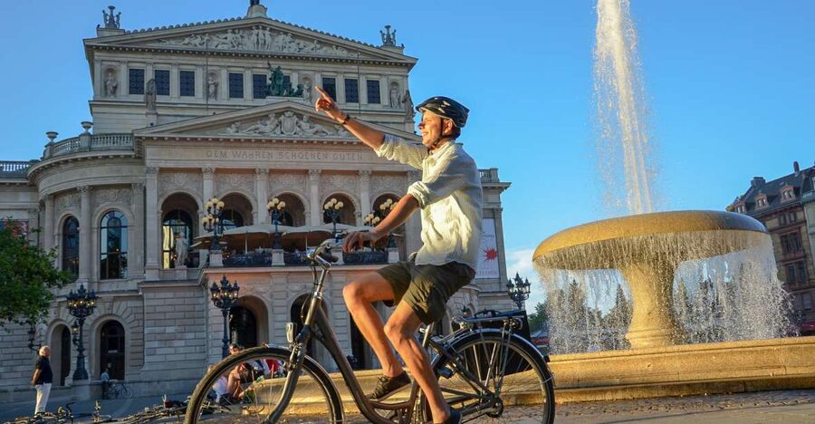 Frankfurt: Guided Bike Tour - From painters’ lanes to the Museum Embankment