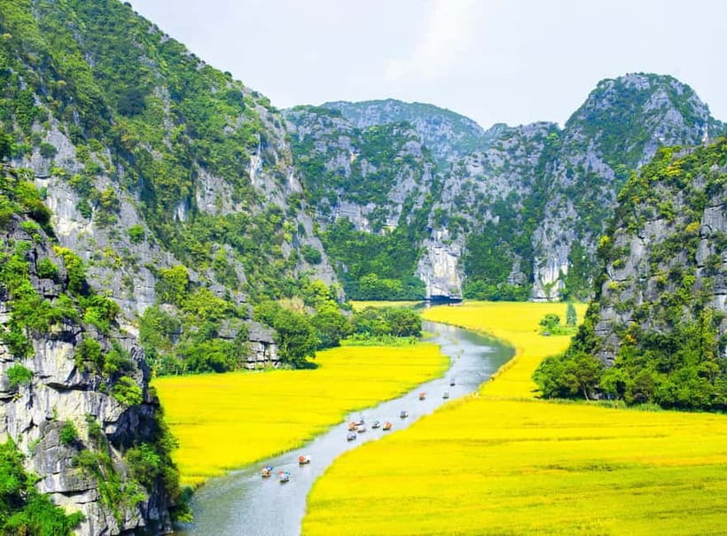 From Hanoi: Hoa Lu, Tam Coc, Mua Cave & Cycling in Ninh Binh - The morning road from Hanoi to Hoa Lu