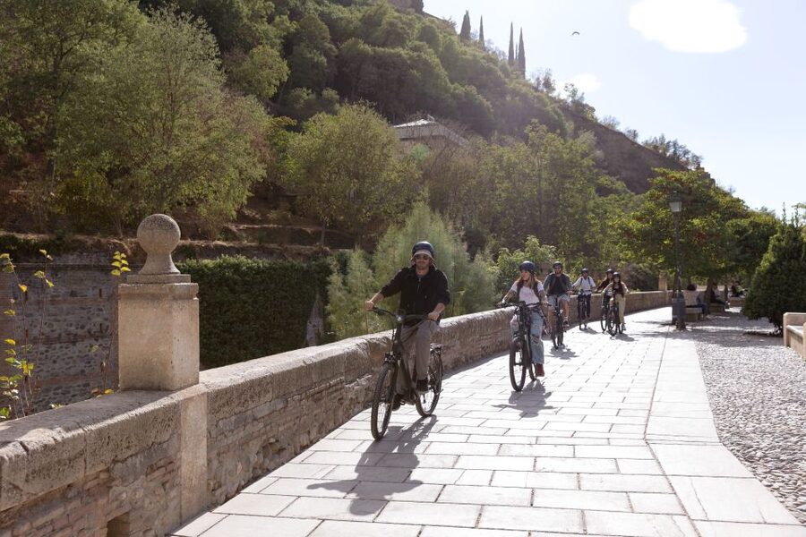 Granada: Albaicin and Sacromonte E-Bike Tour - Sacromonte, cave homes, and flamenco country