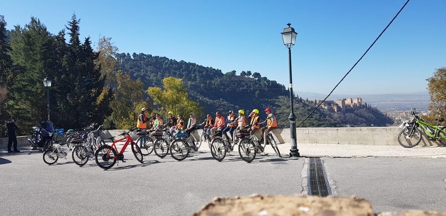 Granada: E-Bike Tour and Fast-Track Alhambra Ticket - The pause before the Alhambra