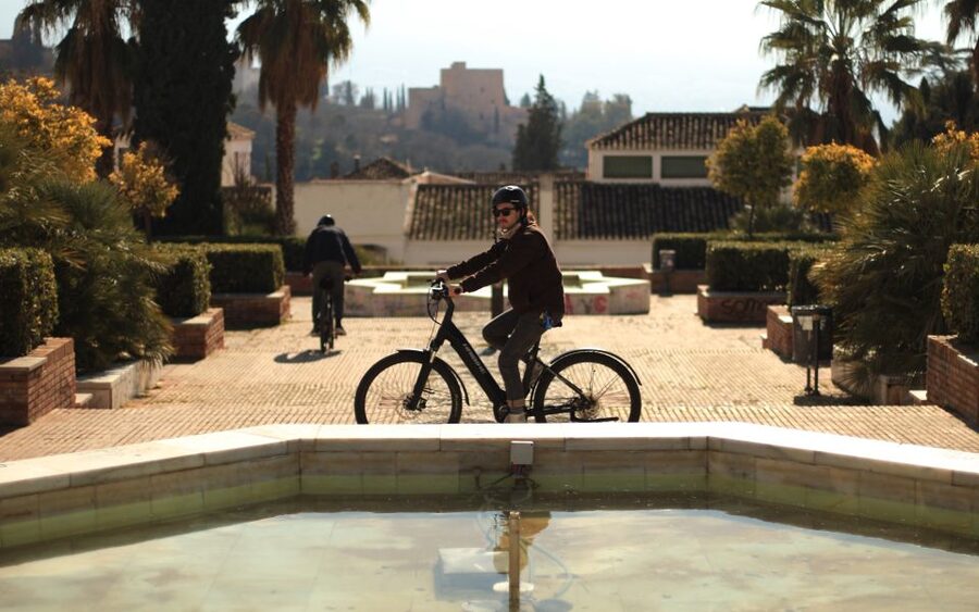 Granada: Highlights & Viewpoints eBike Tour with Tapas Break - Riding in rain and on cobblestones