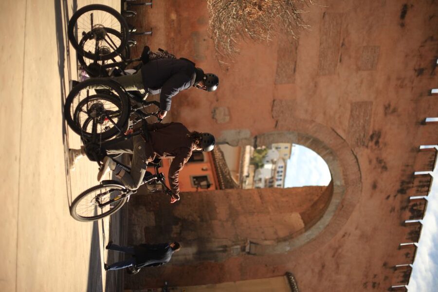 Granada: Highlights & Viewpoints eBike Tour with Tapas Break - What the $81 price delivers