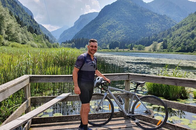 Guided E-bike Tour in Bologna with aperitif - Certosa, a short stop with monumental art