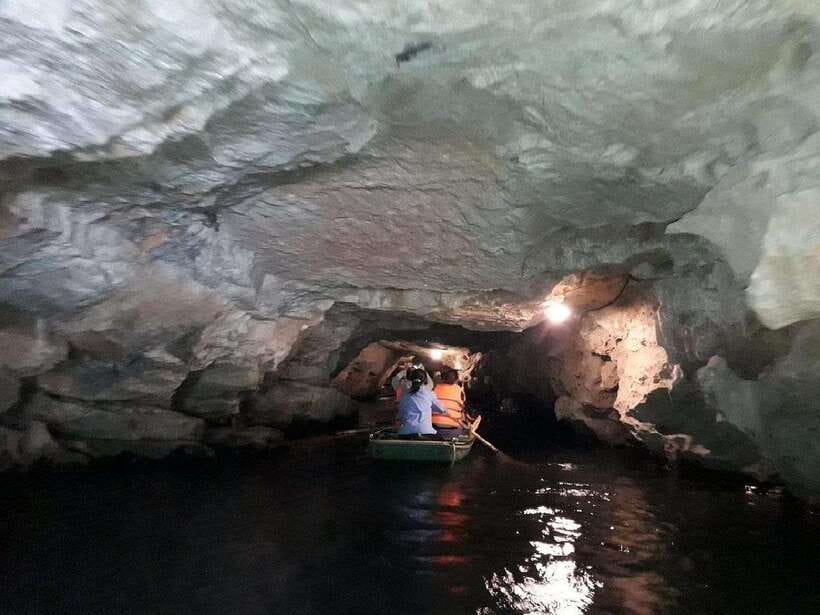 Ha Noi: Ninh Binh / Hoa Lu - Trang An - Mua Cave / Cycling - The two-hour boat ride at Trang An