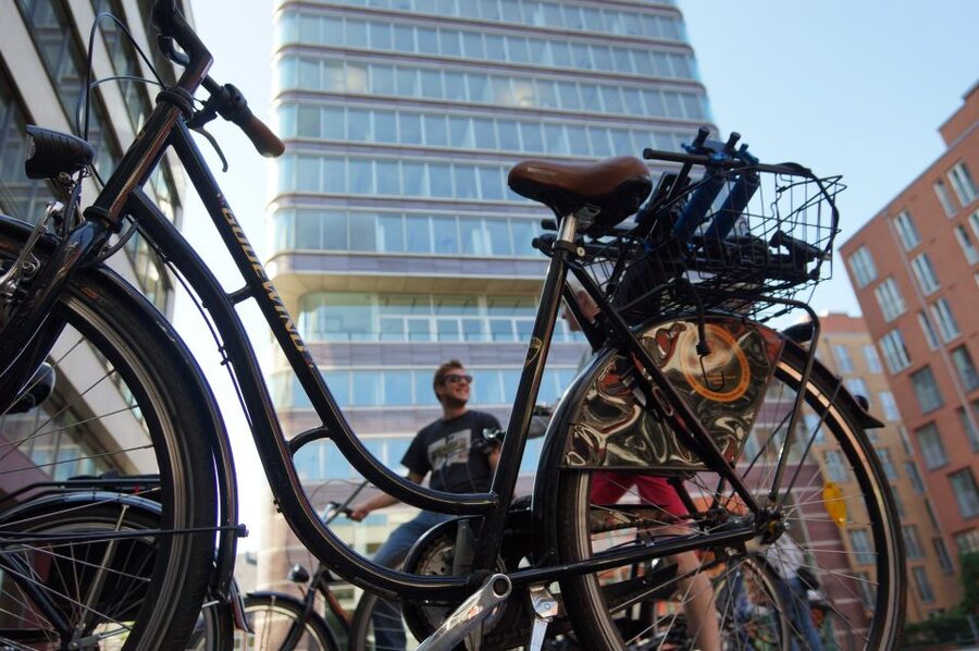 Hamburg: Bike Rental - Choosing between the Elbe and the city streets