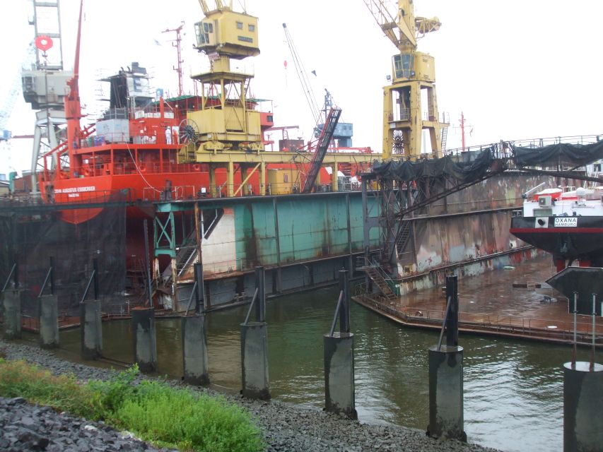 Hamburg: Bike Tour of the Speicherstadt & Old Harbor - St. Pauli Piers and the ride back