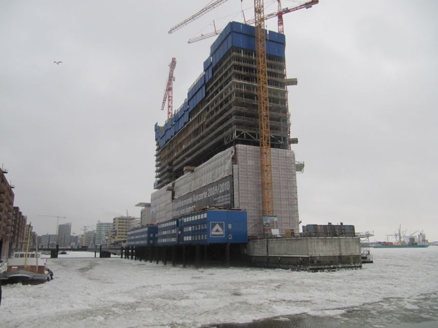Hamburg: City Tour by Bike with Elbphilharmonie incl. Bike - Gängeviertel and the old city beneath the modern one