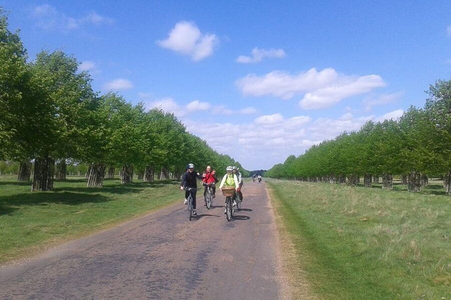 Hampton Court Palace: River Thames Bike Tour - Getting started at Richmond Station