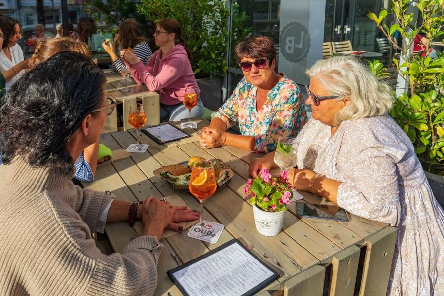 Hannover: Guided Bike Tour for Foodies with Tastings - Finishing through the Old Town
