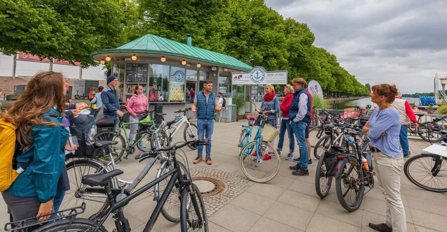 Hannover: Guided Bike Tour for Foodies with Tastings - Riding toward Maschsee and the New Town Hall