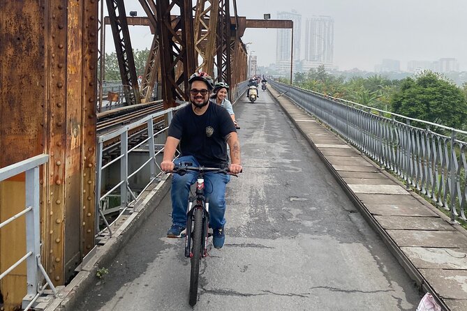 Hanoi City Bike Tour through Banana Island & Food Tasting - West Lake and the street of youth