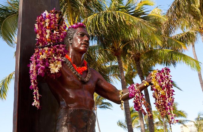 Hawaiian Food Tour by Bike in Oahu - Start at Kuhio Beach and get fitted for the ride