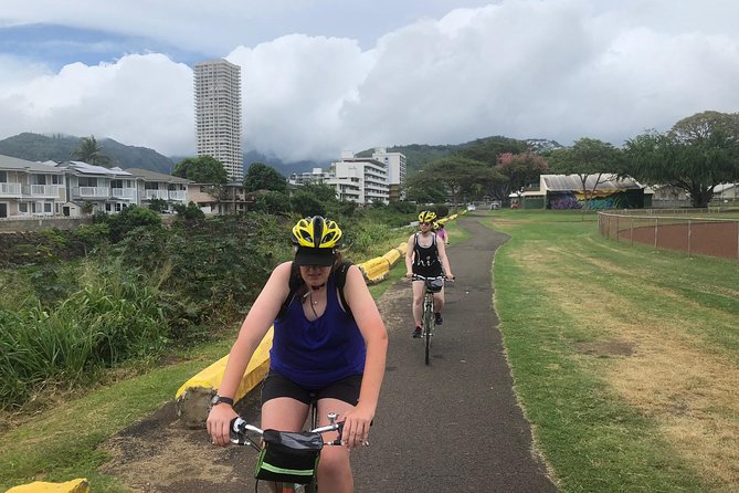 Hawaiian Food Tour by Bike in Oahu - Waikiki landmarks add context before lunch