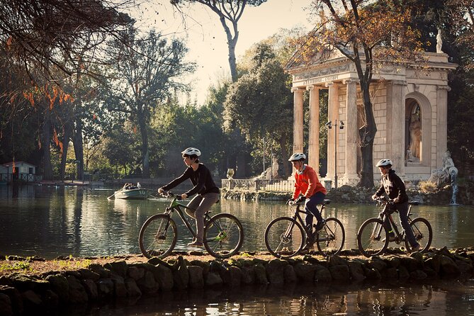 Highlights & Hidden Gems Tour with Top E-bike - The guide and group experience