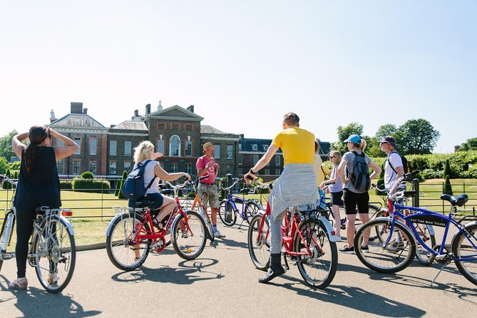 Highlights of Royal London Bike Tour including Hyde Park - Cycling through London traffic