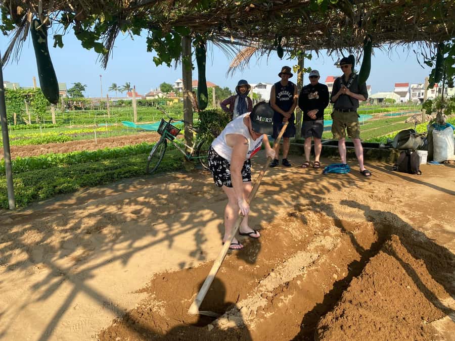 Hoi An Countryside Bike Tour- Tra Que Village & Basket Boat - Tra Que Vegetable Village and the farmer stop