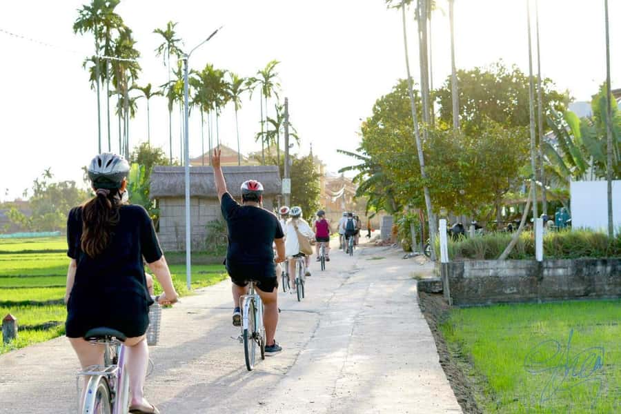 Hoi An Countryside Bike Tour- Tra Que Village & Basket Boat - Leaving Hoi An by bicycle