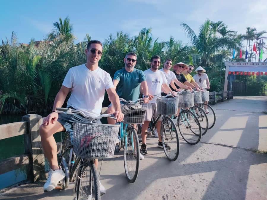 Hoi An: Countryside by Cycling, Buffalo Riding & Do Farming - Getting your feet into the rice field