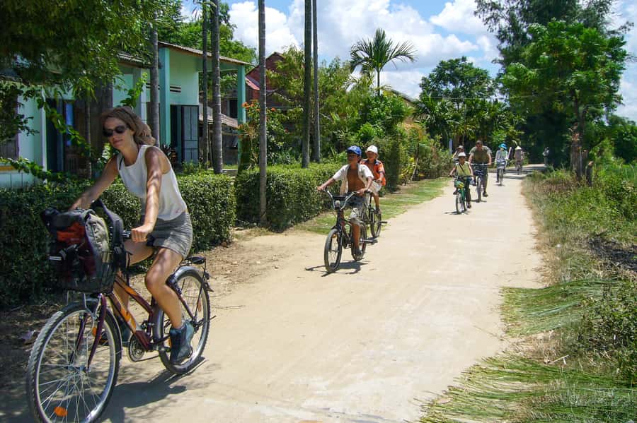 Hoi An Countryside: Guided Morning or Afternoon Bicycle Tour - Meeting craftspeople at work