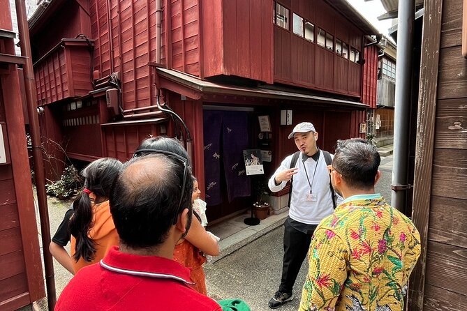 Kanazawa Half Day E-bike Tour - Passing the 21st Century Museum and reaching Nagamachi