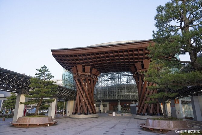 Kanazawa Half Day E-bike Tour - Kazuemachi and Higashi Chaya, Kanazawa’s wooden old town