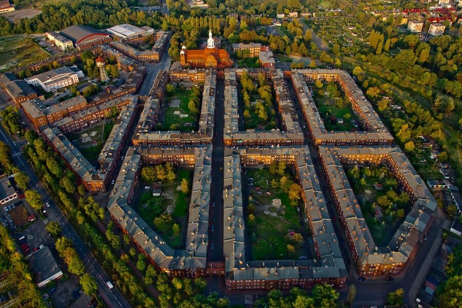 Katowice and Nikiszowiec: bicycle tour with guide - Returning through housing estates and public institutions