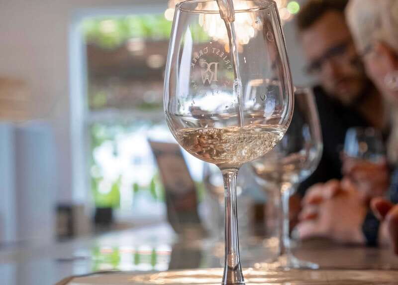 Kelowna: E-Bike Guided Wine Tour with Lunch & Tastings - What the $175 price covers
