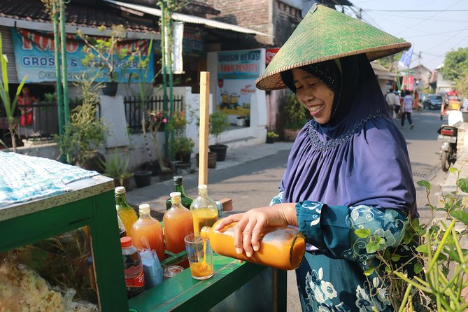 Kotagede Royal Route - Cycling Tour - Visiting the Mataram royal tombs in Javanese dress