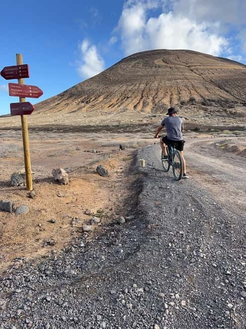 La Graciosa: Rent your ELECTRIC BIKE and explore the island at your own pace. - Caletón de los Arcos, where rock meets the sea