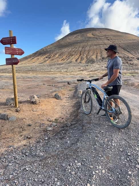 La Graciosa: Rent your ELECTRIC BIKE and explore the island at your own pace. - Amber Beach and its northern dunes