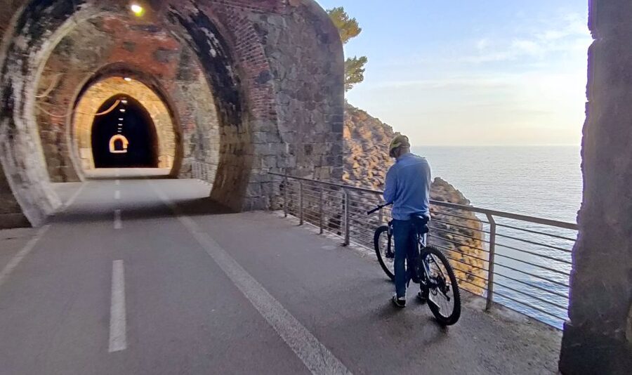 Levanto: Guided E-Bike Tour in Framura with Wine & Focaccia - Focaccia and wine at Madonnina della Punta