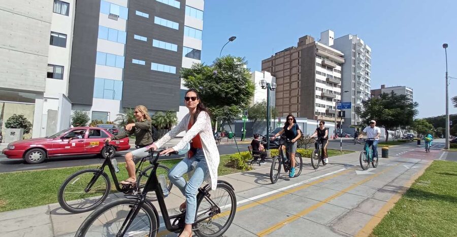 Lima Bike Tour: La Costa Verde & Jesus Statue in Chorrillos - The downhill return and a well-timed refreshment