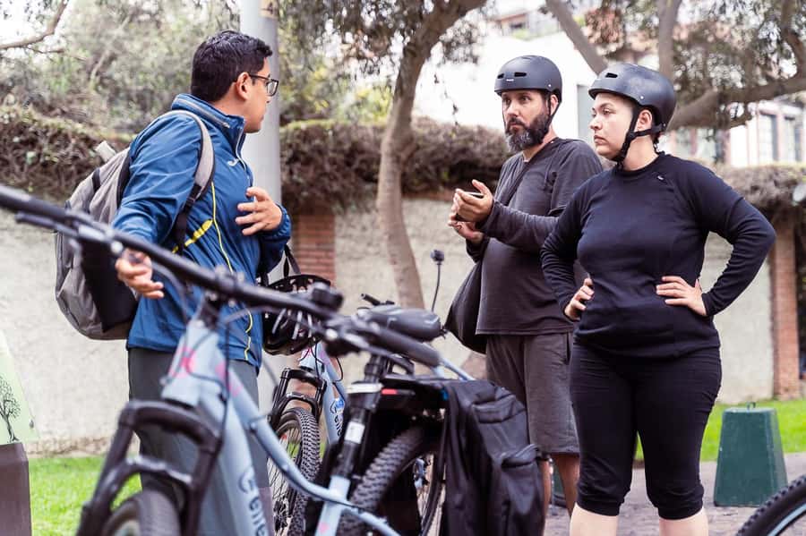 Lima: City biking - El Olivar Park and San Isidro’s older side